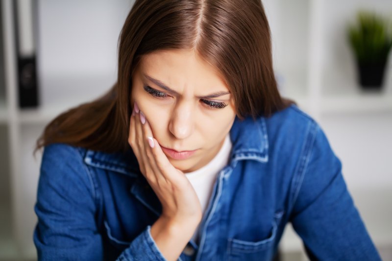 woman whose jaw hurts on one side